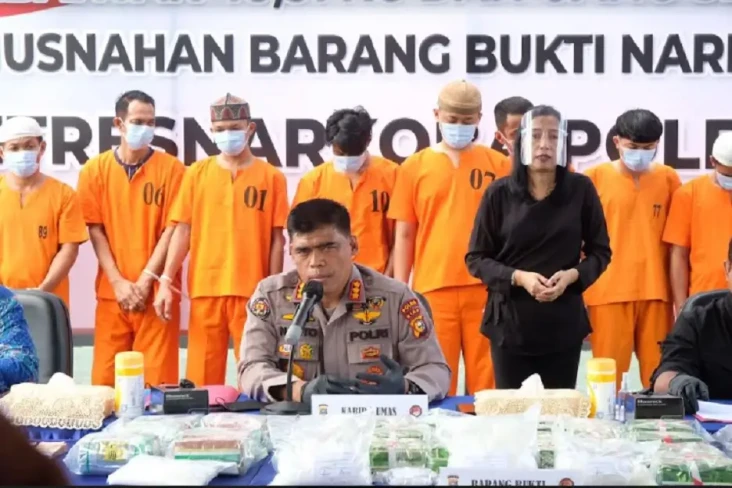 Bak Adegan Film, Polisi...