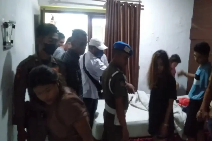 Asyik Lepas Baju Pasangan...