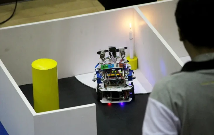 4 Robot Buatan Mahasiswa...