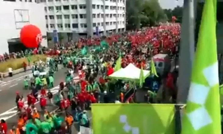 80.000 Demonstran Banjiri...