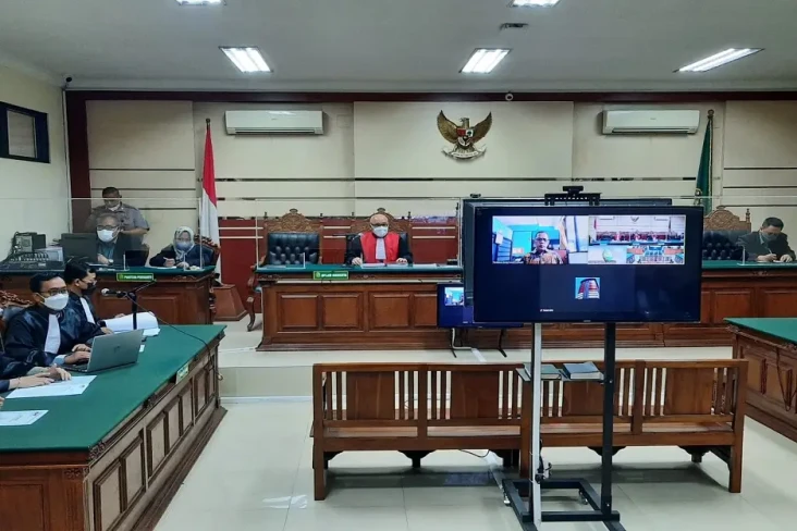 Hakim PN Surabaya Itong...