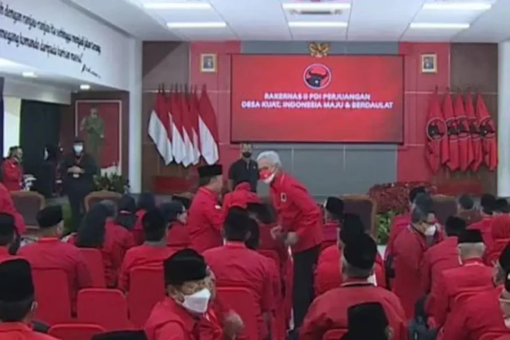 PDIP Minta Ganjar dan...