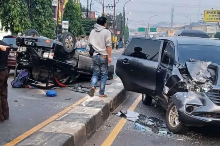 Mobil Pikap Seruduk...