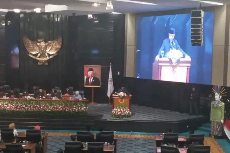 Di Hadapan Anggota DPRD...