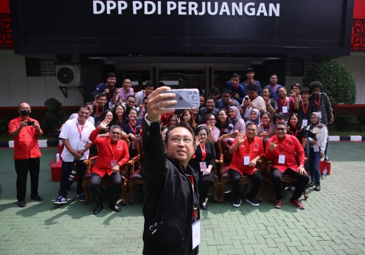 Tiba dengan Wajah Semringah,...