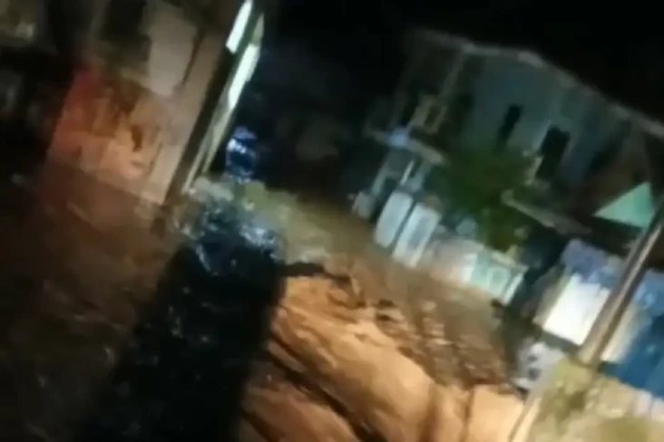 Banjir Bandang Landa...