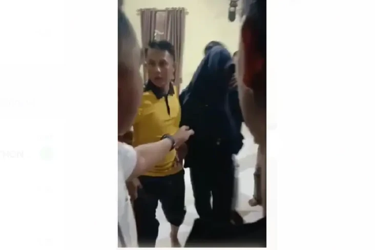 Hanya Pakai Daster,...