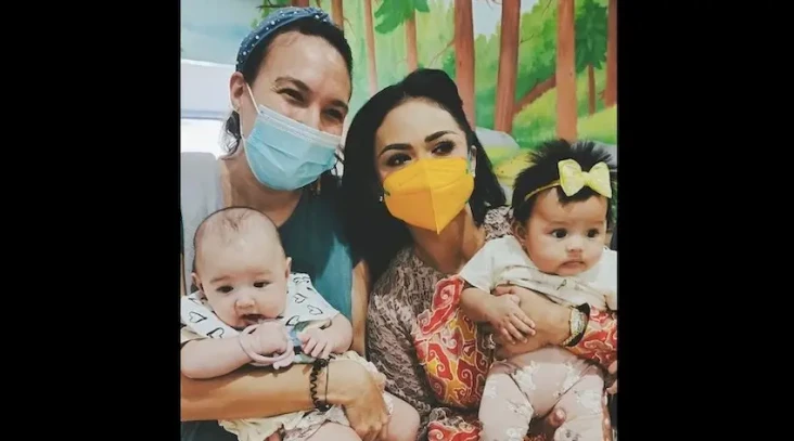 Baby Djiwa Pandangi...