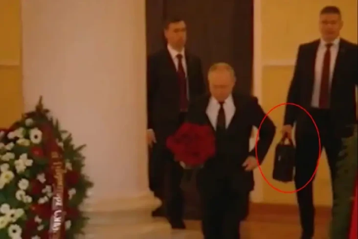 Ajudan Pembawa Koper...
