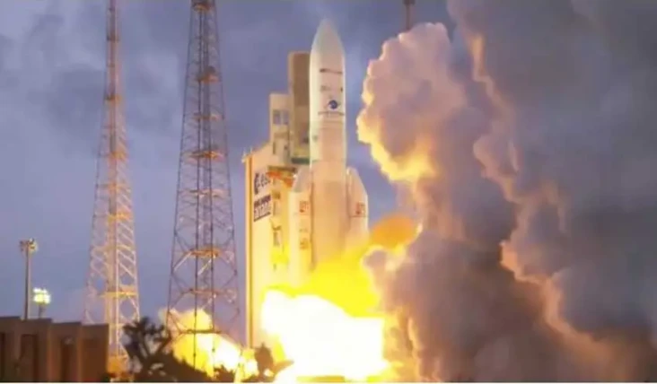 Roket Ariane 5 Luncurkan...