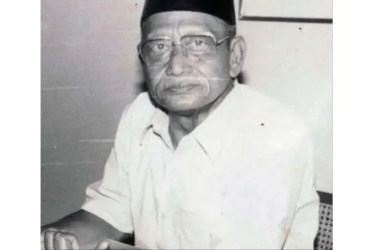 Sosok KH Azhar Basyir,...