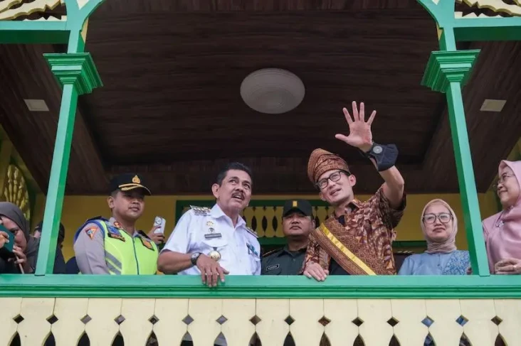 Kunjungi Rumah Adat...