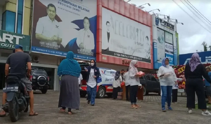 Bagi-bagi Nasi Kotak...