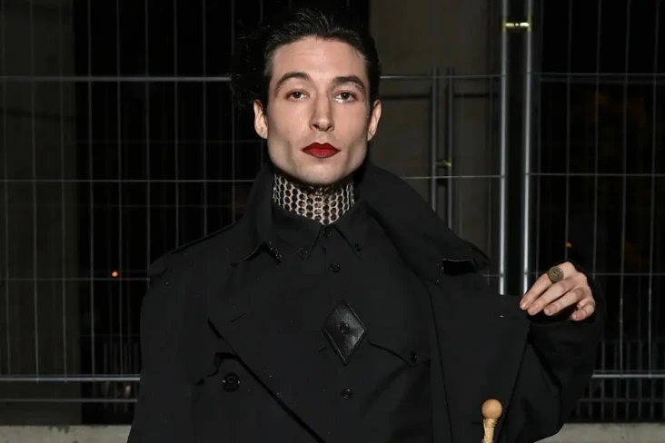Ezra Miller Diduga Tampung...