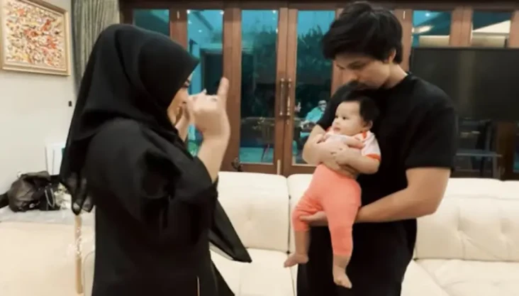 Baby Ameena Nangis Terus,...