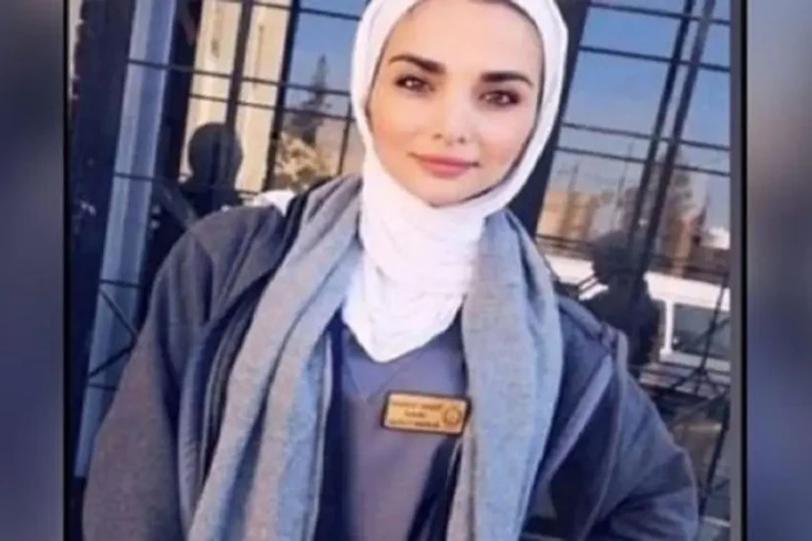 Mahasiswi Berjilbab...