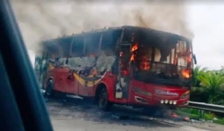 Bus Makmur Terbakar...