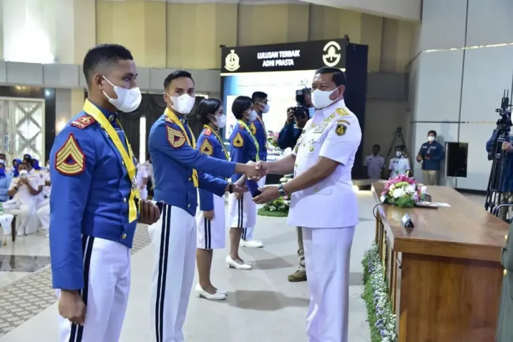 Wisuda 107 Taruna AL,...