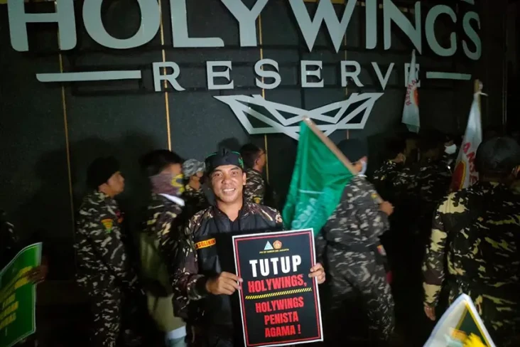 6 Staf Holywings Jadi...