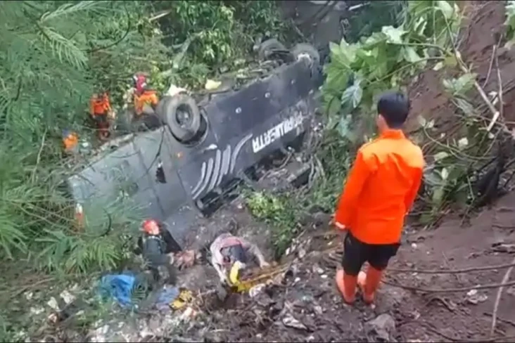 Bus Kecelakaan Masuk...