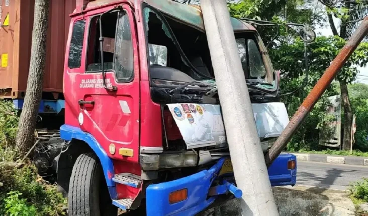 Truk Rem Blong Seruduk...