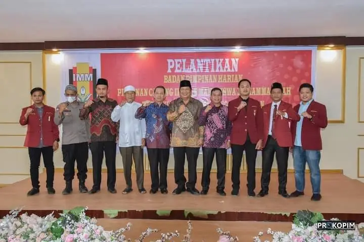Hadiri Pelantikan DPC...
