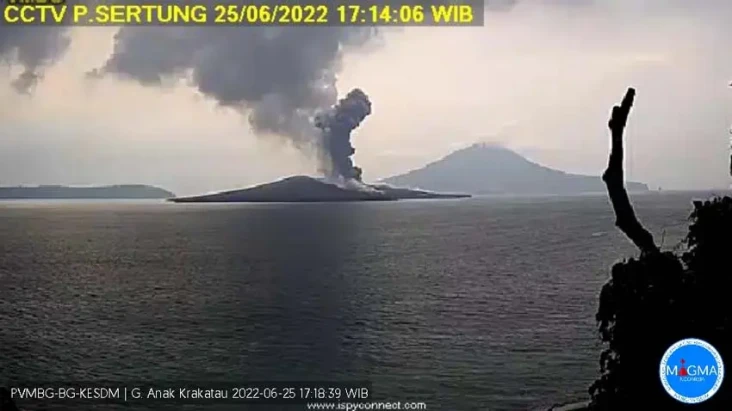 Sore Kemarin Erupsi,...
