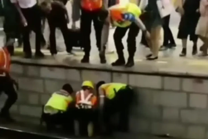 Hendak Naik KRL, Penumpang...