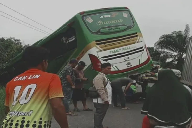 Bus Pengangkut Rombongan...