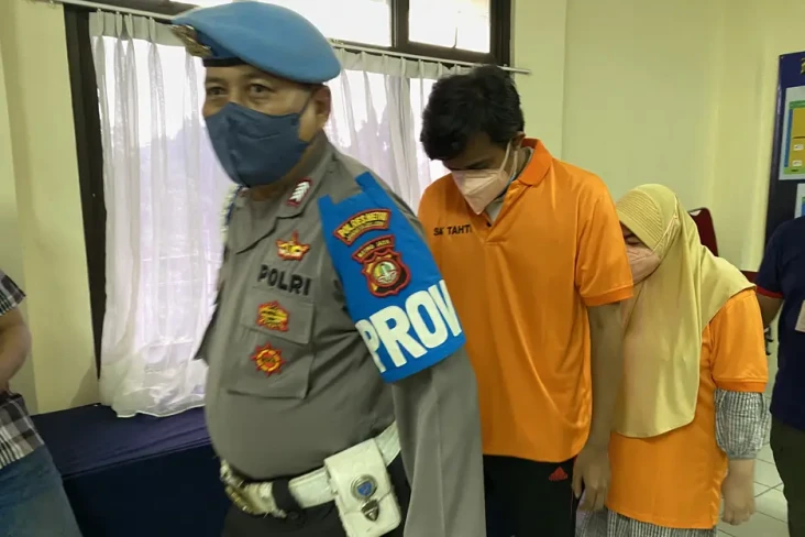 Dililit Utang, Pasutri...