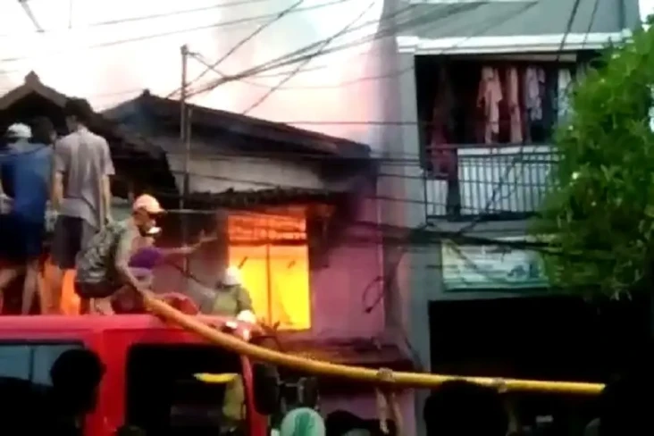 Bantu Padamkan Kebakaran...
