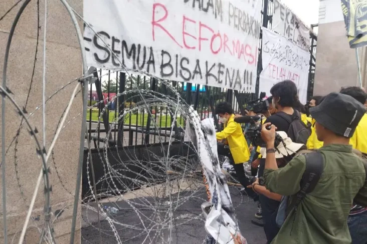 Terobos Kawat Berduri,...