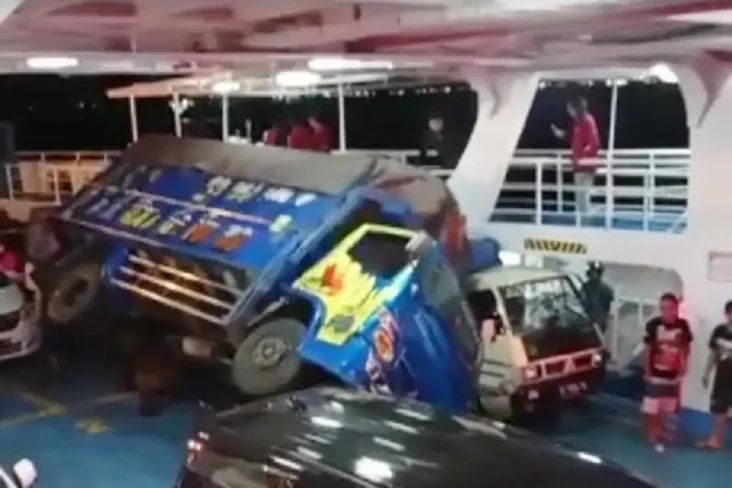 Kapal Feri Diterjang...