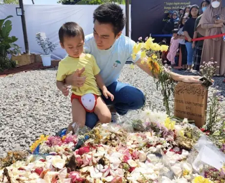 Ajak Kiano ke Makam...