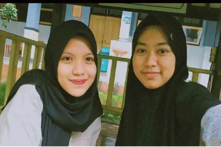 Bersahabat dari SMA,...