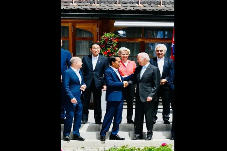 Presiden Jokowi Masuk...