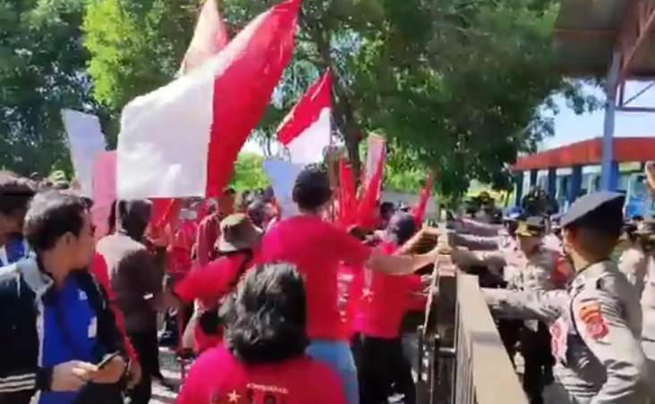 Ratusan Buruh Geruduk...