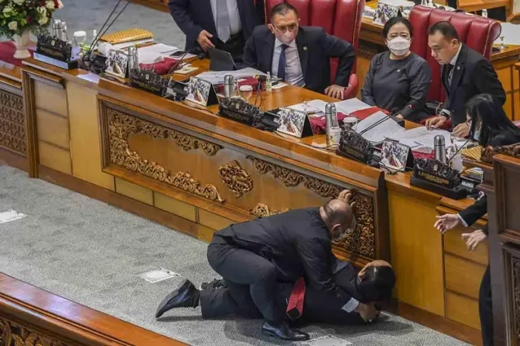 Ambruk di Ruang Rapat...