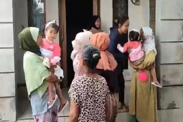 Senyum Bayi Kembar Siam...