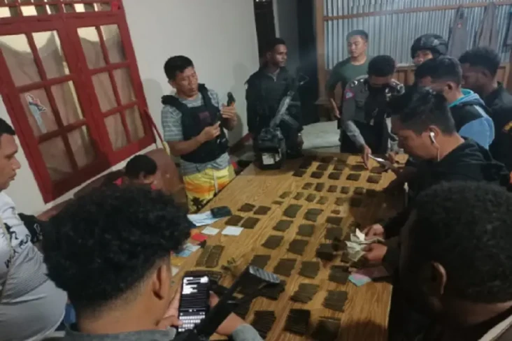 Pengkhianat! Pemasok...