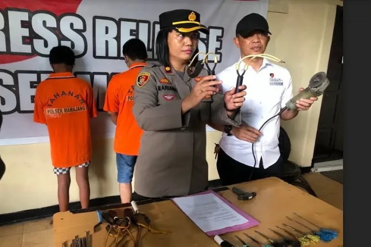 Setahun Produksi Busur,...