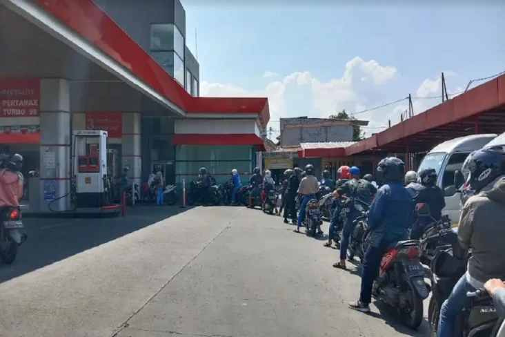 Jelang Penerapan Pembatasan...
