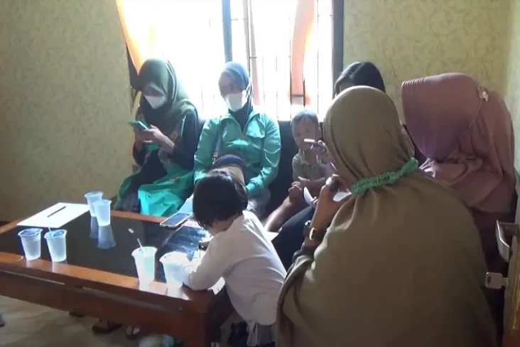 Puluhan Emak-emak di...