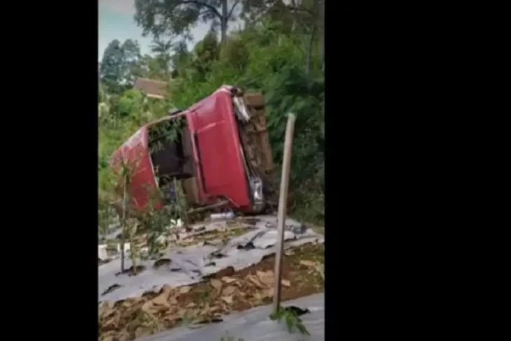 Minibus Bermuatan Bawang...