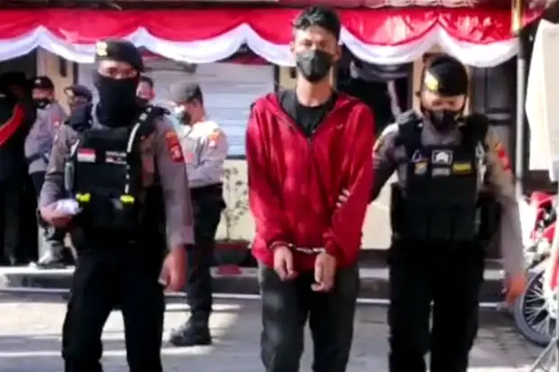 Polisi Ringkus Seorang...