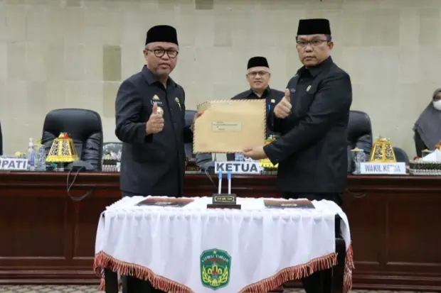 Budiman Serahkan Ranperda...