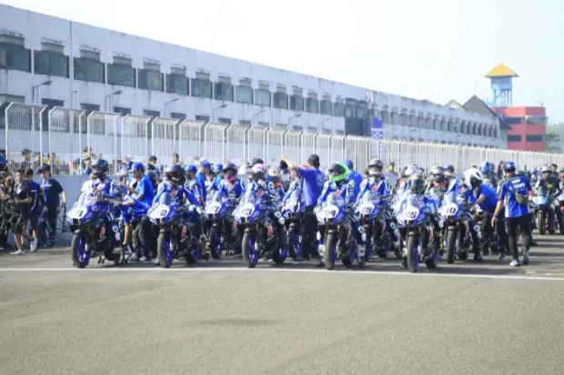 Idemitsu bLU cRU Yamaha...