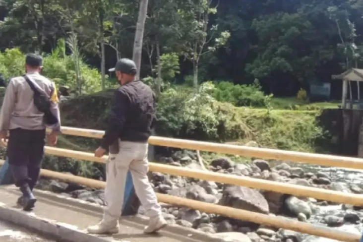 Nekat Terjun Bebas dari...