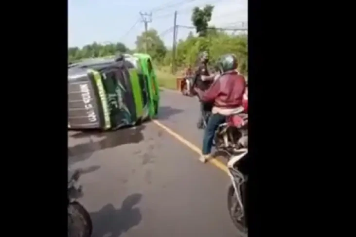 Minibus Terguling di...