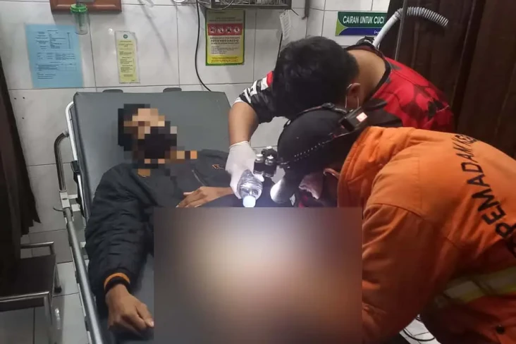 Kemaluan Terjebak Cincin...
